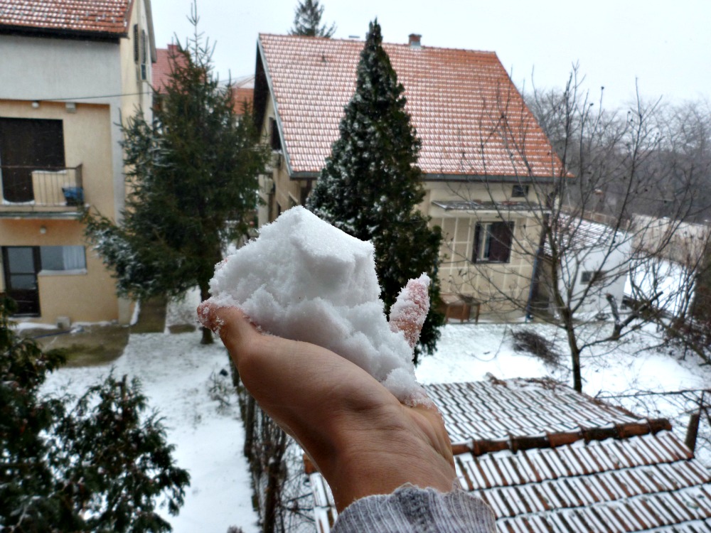 belgrado-sneeuw-handvol
